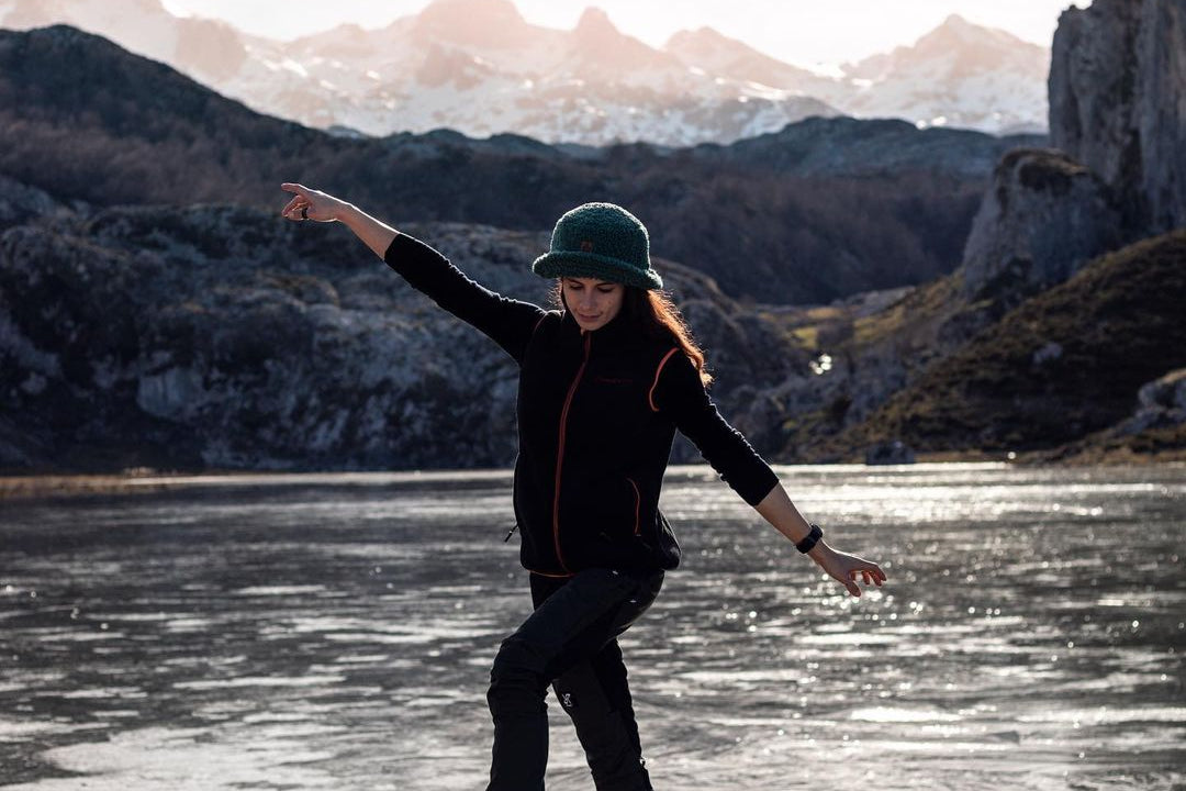 Conqueco women heated vest in winter